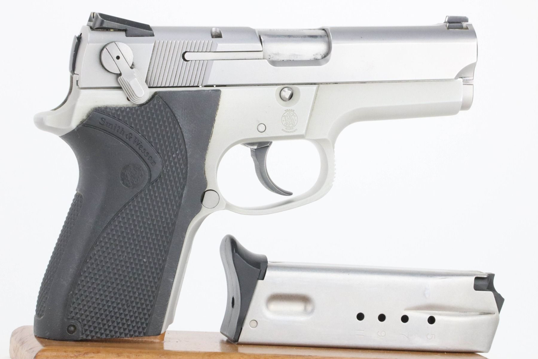 Smith & Wesson Model 6906