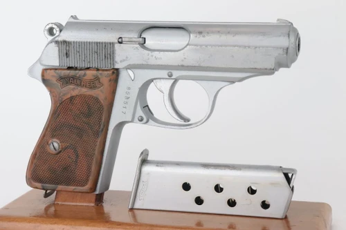 Verchromt chrome finish Walther PPK pistol - right side with magazine