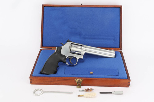 Smith & Wesson 686-6 .357 Magnum revolver in presentation case - in presentation case
