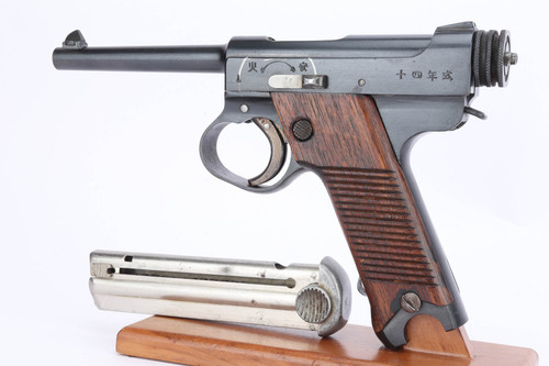 Left side of the minty transitional 1940 Nambu Type 14 with matching magazine
