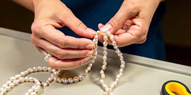 lesca-crystals-pearl-necklace-t1-tiny.jpg