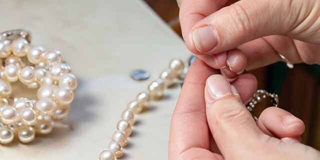 lesca-crystals-pearl-necklace-t2-tiny.jpg