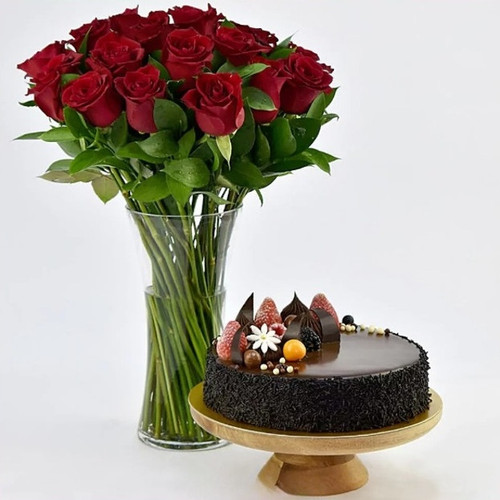 Bouquet of red roses with chocolate cake دسته گل رز قرمز به همراه کیک شکلاتی
