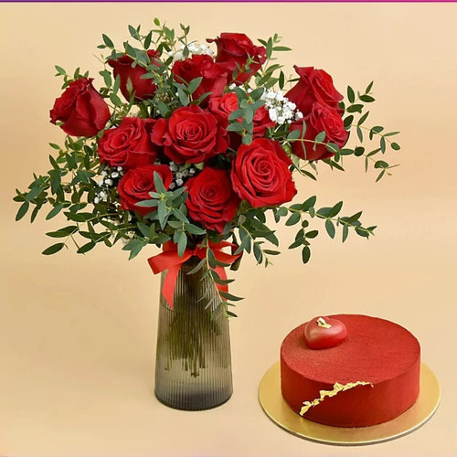Red rose bouquet with velvet covered chocolate cakeدسته گل رز قرمز به همراه کیک شکلاتی روکش مخمل