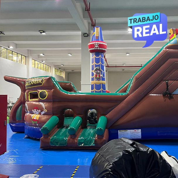 Estructura inflable de barco pirata