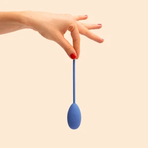 Puissante bekkenbodemballetje van 65 g, blauw, aan het terugtrekkoord in de hand