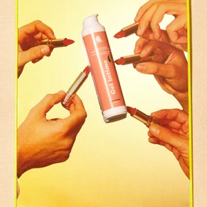 Puissante Gel Intime glijmiddel op waterbasis, roze pompflacon van 50 ml in de hand