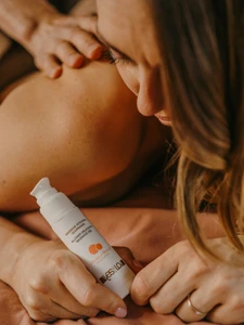 Massage Intégral Gourmand Pêche-Abricot. Heerlijk hybride glijmiddel op waterbasis met uitstekende glijcapaciteiten en net voldoende silicone om heel lang mee te gaan.