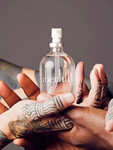 Silicone uberlube glijmiddel in glazen flesje.