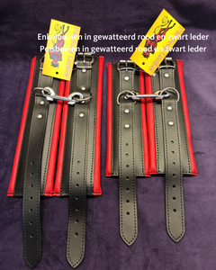 Prachtig afgewerkte, brede en gewatteerde polsboeien, in een combinatie van rood en zwart leder.