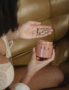 Orgasm Glow kruidensupplement: Ashwagandha, Tribulus, Damiana voor libido en energie. 100% plantaardig, geen hormonen. Minimum 8 weken. Niet bij zwangerschap of medicatie.
