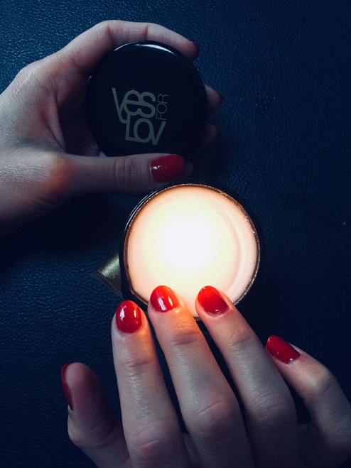 Zalige massagekaars affolante van YESforLOV. Affolant is kruidig en sensueel, niet uitgesproken mannelijk of vrouwelijk.