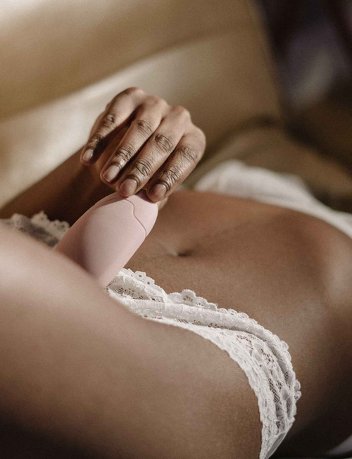 De Personal Massager is ontworpen om onopgemerkt te zijn, met een discrete crèmekleurige kleur en een vorm die zich aanpast aan je anatomie
