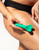 Je Joue Amour compacte vibrator vastgehouden in de hand