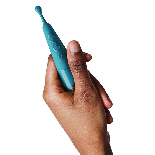 Zumio I oscillerende clitoris stimulator met lepelvorm in de hand
