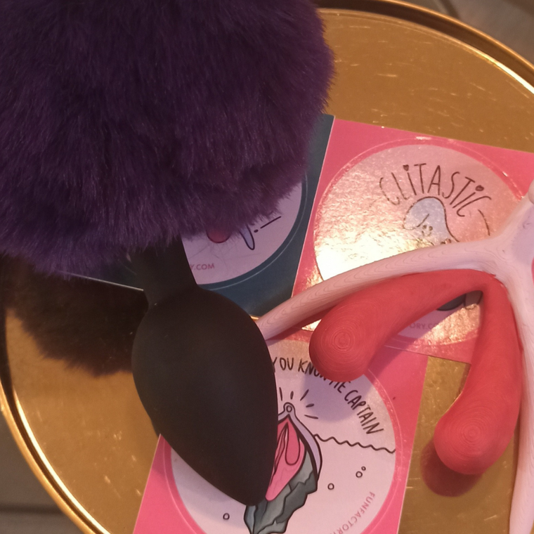Schattige bunny plug in silicone naast clitoris op ware grootte