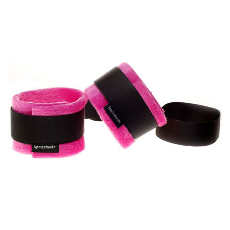 Kinky Pinky cuffs terug van weggeweest