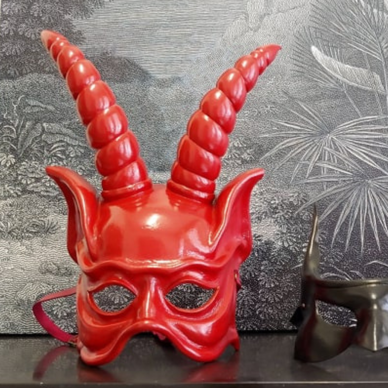 Rood laklederen duivelsmasker