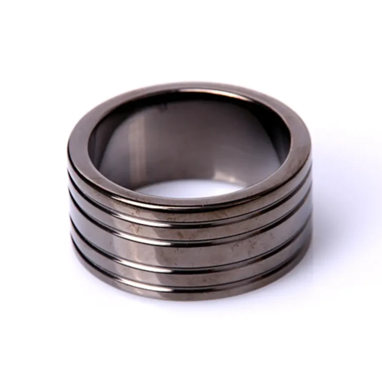 Ervaar een intensere erectie met de Kiotos Steel Ribbed Cockring Zwart van 4 cm, gemaakt van hoogwaardig en temperatuurgevoelig roestvrij staal.