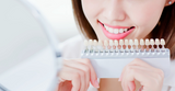 Sorriso luminoso: Benefici dell'Uso di Strisce e Gel per Sbiancare i Denti