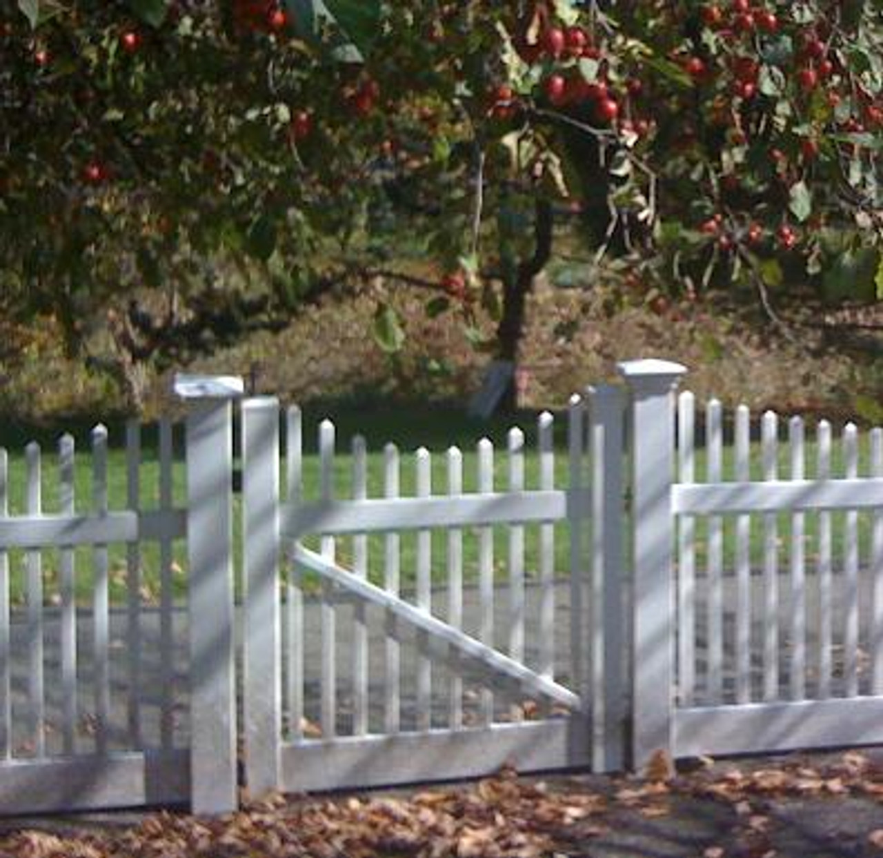 Vinyl Victorian Picket Fence, Scalloped Gate