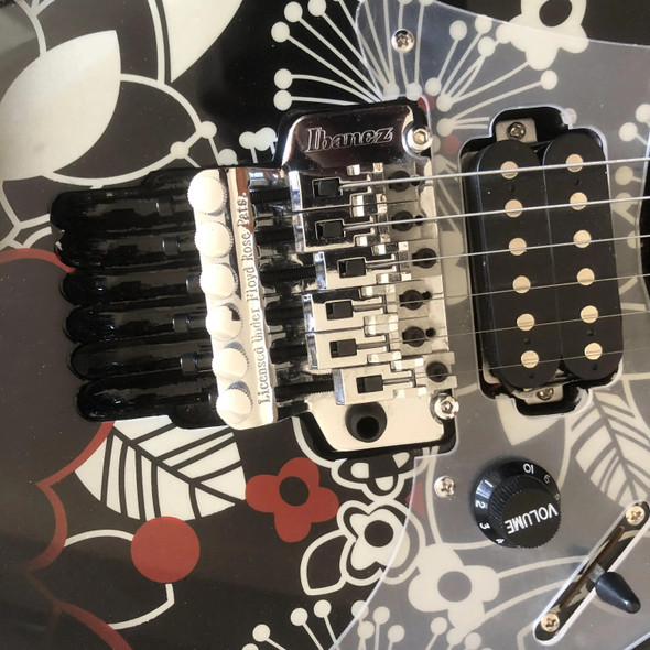 Black printed electric guitar, single and double double pickup trucks, Tree of Life fingerboard, six exquisite strings