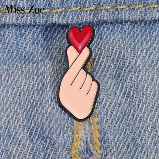 Hand Heart Gesture Enamel Pins Custom Sign Language Brooches Lapel Badges Jewelry Gift for Lover
