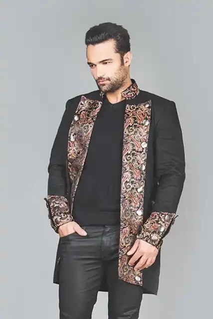 Detail of the lace tie and button fastening at the waist of the HARRING coat