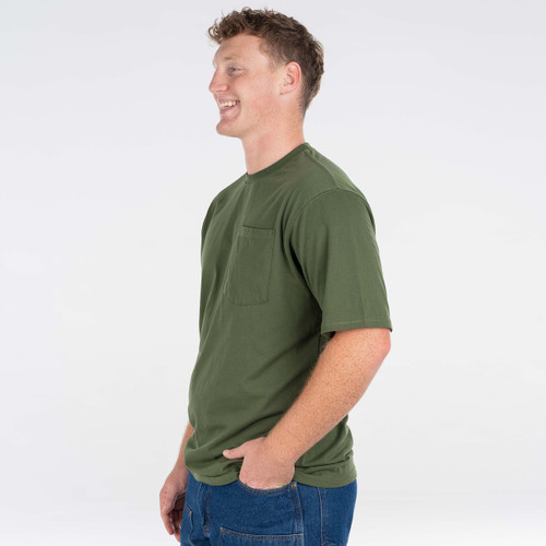 Work pocket t-shirt, made of 80% cotton and 20% polyester for softness and durability. Designed to remain colorfast after every wash. Features a classic crew neckline with taped seams to reduce irritation. Stitched sides prevent twisting and bunching for free movement. A left-chest pocket enhances the versatility of the garment in your wardrobe.