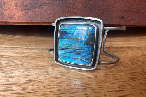 Large Labradorite Moat Cuff