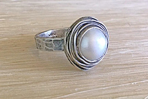 Shadow Nest Small Sol Pearl Ring