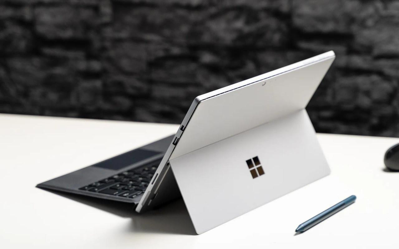 Microsoft Surface Pro 6 Tablet with Keyboard