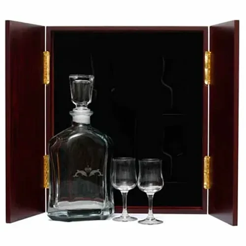 Submariners Decanter & Glasses in Display Case This (Submariners) Decanter in Display Case with Glasses, is the perfect gift, order it now from Military Shop. the beautiful two door timber finish display case with Navy crest handles measures 320mm
