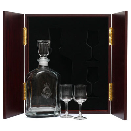 RASvy Decanter & Glasses in Display Case This (RASvy) Decanter in Display Case with Glasses, is the perfect gift, order it now from Military Shop. the beautiful two door timber finish display case with Army crest handles measures 320mm wide