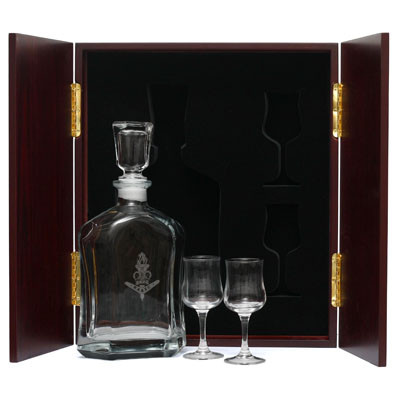 RAAEC Decanter & Glasses in Display Case This (RAAEC) Decanter in Display Case with Glasses, is the perfect gift, order it now from Military Shop. the beautiful two door timber finish display case with Army crest handles measures 320mm wide