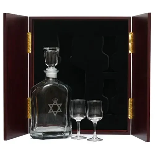 RAAChD (Jewish) Decanter & Glasses in Display Case This (RAAChD (Jewish)) Decanter in Display Case with Glasses, is the perfect gift, order it now from Military Shop. the beautiful two door timber finish display case with Army crest handles measures 3
