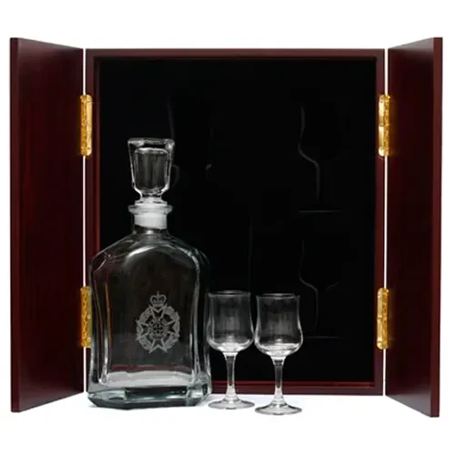 RAAChD Decanter & Glasses in Display Case This (RAAChD) Decanter in Display Case with Glasses, is the perfect gift, order it now from Military Shop. the beautiful two door timber finish display case with Army crest handles measures 320mm wide