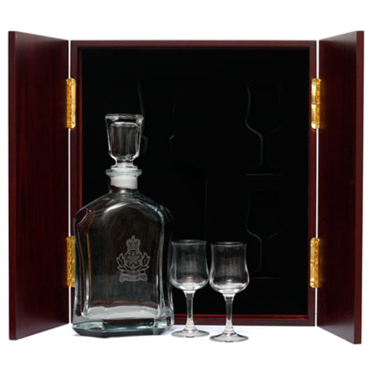 INT Decanter & Glasses in Display Case INT Decanter & Glasses in Display Case This (INT) Decanter in Display Case with Glasses, is the perfect gift, order it now from Military Shop. the beautiful two door timber finish display case with Army crest handles measures 320mm wide x