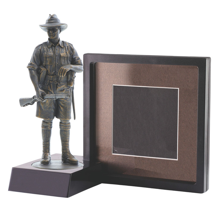 Miniature WW2 Digger Figurine Set with 3D Frame and Stand Miniature WW2 Digger Figurine Set with 3D Frame and Stand