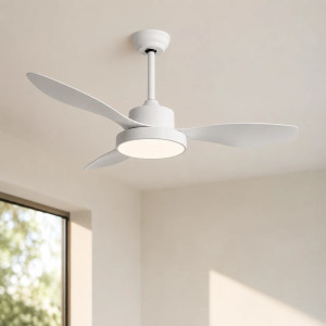 Ventilador de techo Hayate blanco instalado en estancia de casa con luz natural