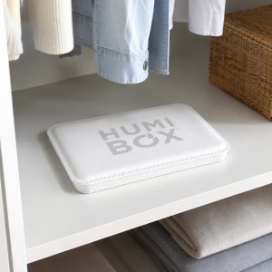 PASO Humi Box 250 g colocado en armario doméstico para atrapar la humedad y evitar olores en ropa y textiles