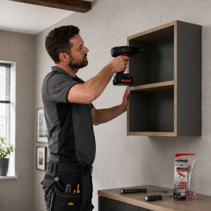 Profesional instalando mueble en pared de pladur alicatado