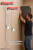 Vista de dos tacos DuoTec en pared de yeso laminado, ideal para objetos de hasta 20 kg.