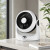 Ventilador de sobremesa Cartago blanco y negro sobre mesa en ambiente interior con luz natural