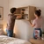 Pareja instalando mueble pesado en pared de yeso laminado alicatado