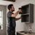 Profesional instalando mueble en pared de yeso laminado alicatado