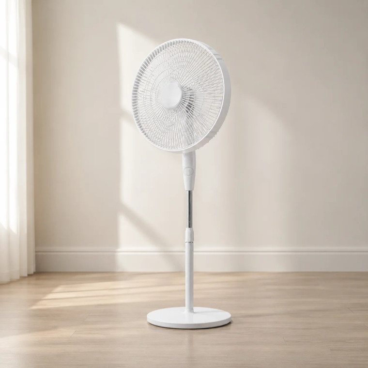 Ventilador de pie Escudero blanco en estancia minimalista con luz natural