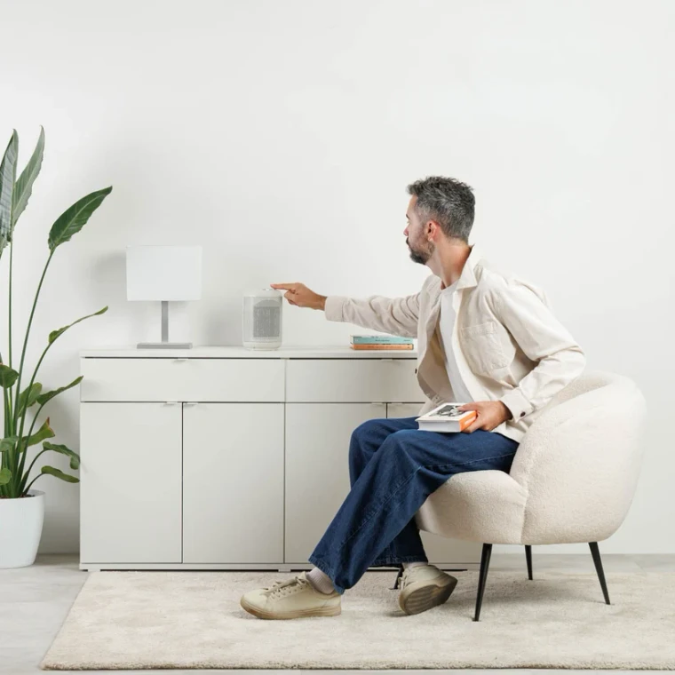 Persona utilizando el calefactor cerámico Taurus Tropicano 15C Sense en casa