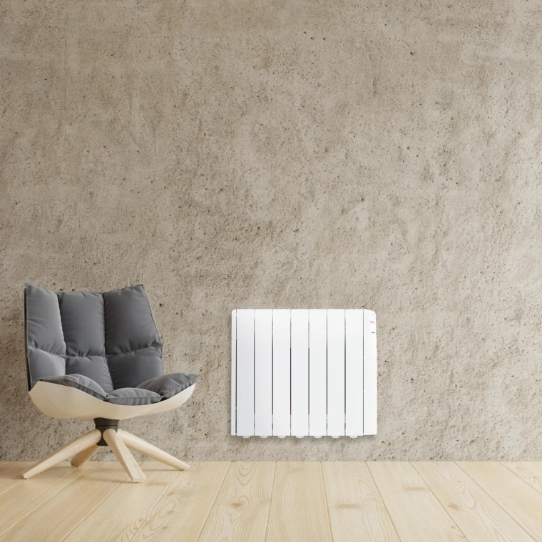 Emisor térmico Fácula Volcano instalado junto a un sillón en el hogar