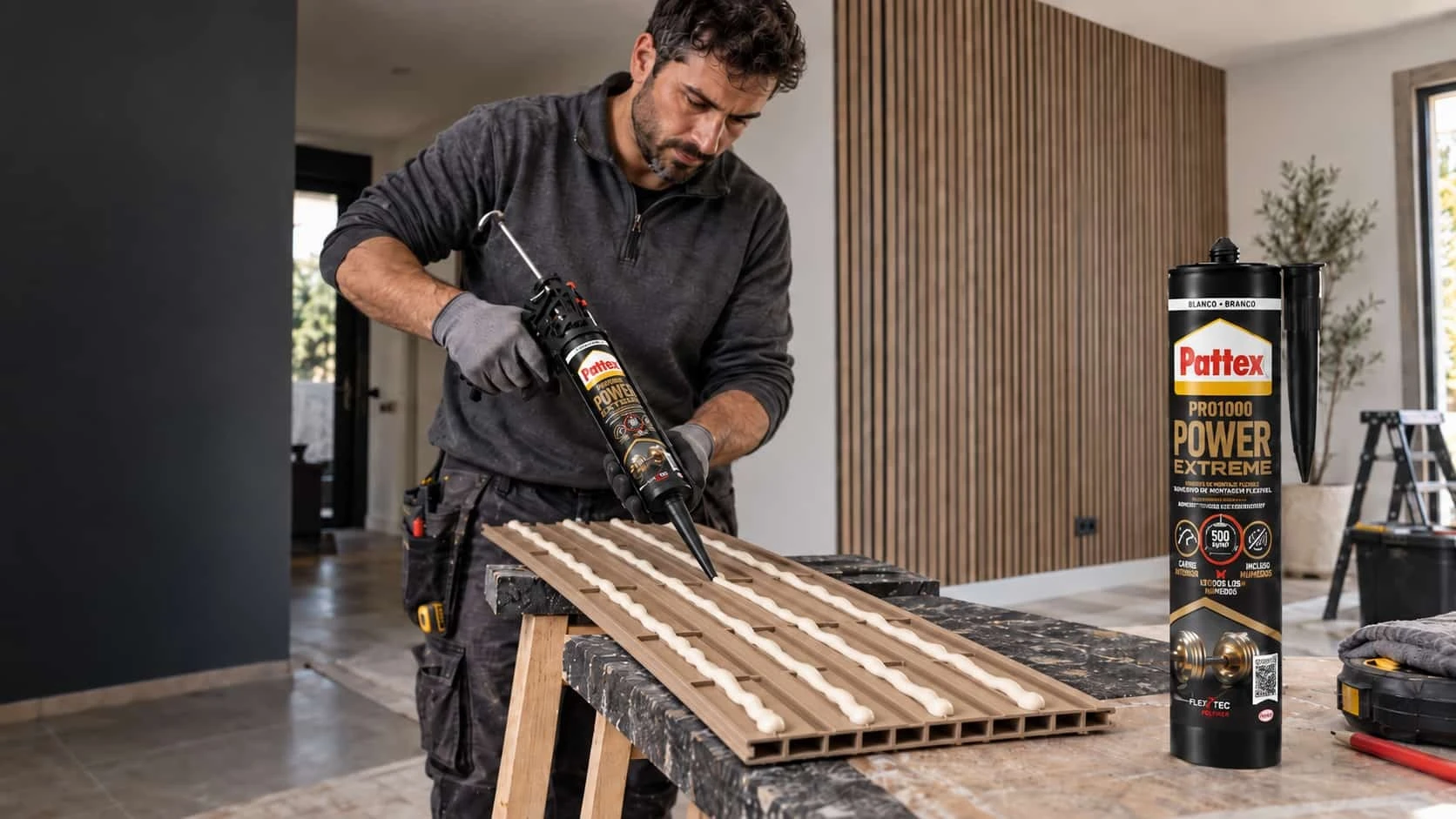 Profesional aplicando Pattex PRO1000 sobre un revestimiento decorativo